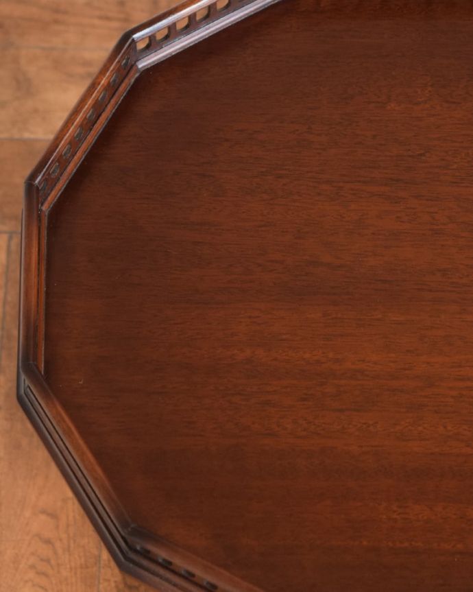 アンティークのテーブル　アンティーク家具　ワインテーブル　近づいてみると…木目もキレイな天板。(q-2250-f)