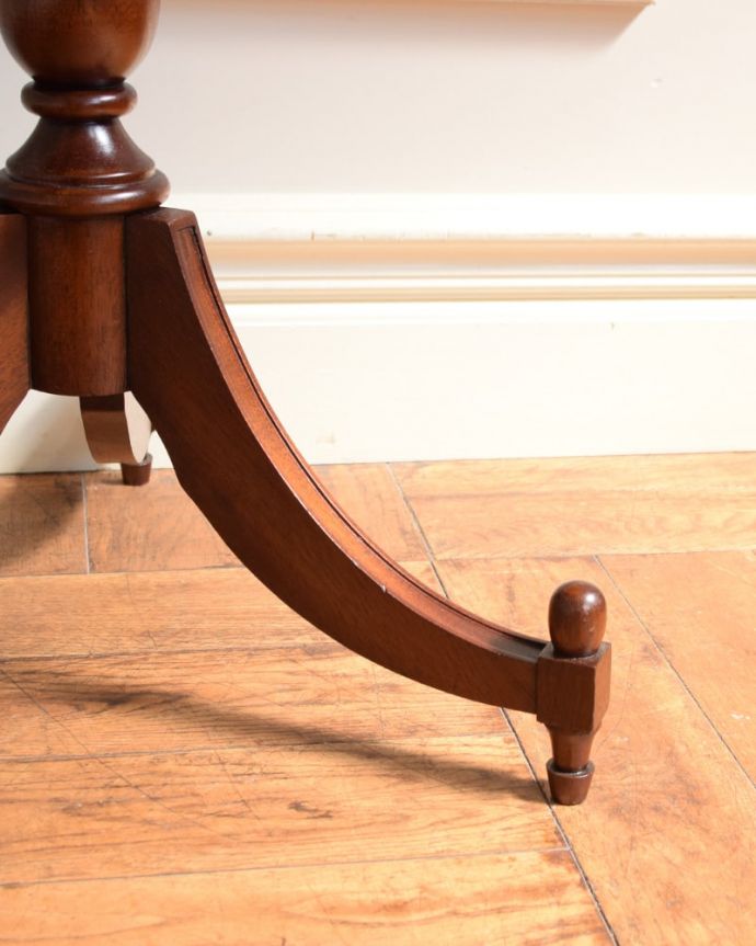 アンティークのテーブル　アンティーク家具　ワインテーブル　脚先には･･･Handleのアンティークは脚の裏にフェルトキーパーを付けています。(q-2250-f)