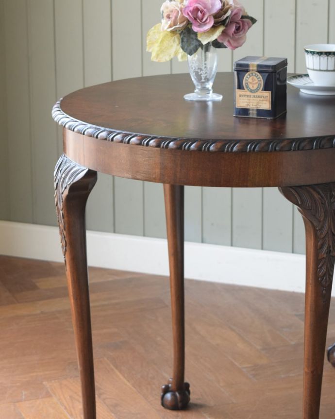 アンティークのテーブル　アンティーク家具　ティーテーブル　英国らしいデザインのうつくしさにうっとり･･･脚のデザインだけ見ても、アンティークらしさが感じられるんです。(q-2254-f)