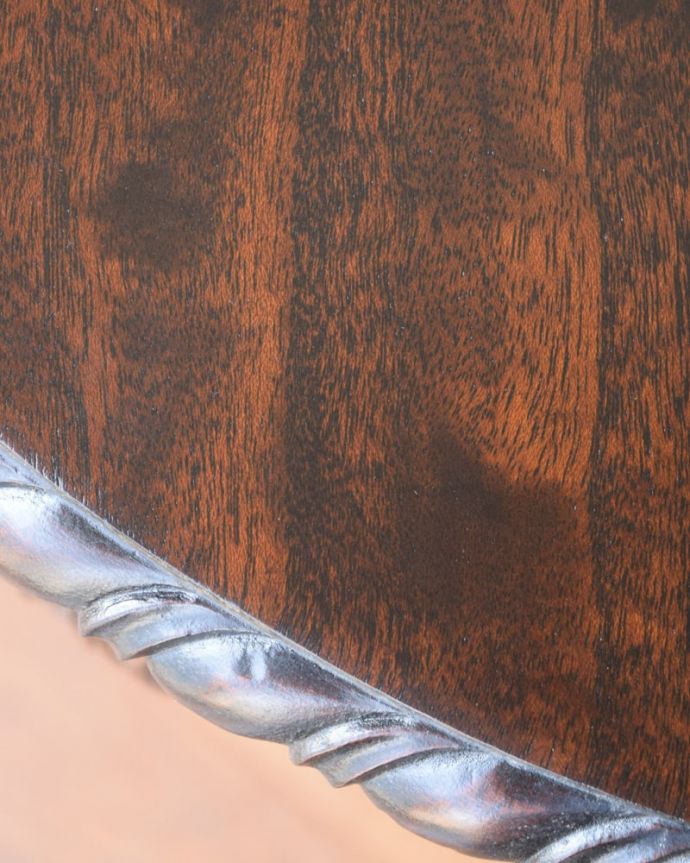 アンティークのテーブル　アンティーク家具　ティーテーブル　天板を近づいてみると…アンティークだから手に入れることが出来る天板に使われている銘木の美しさにうっとりです。(q-2254-f)