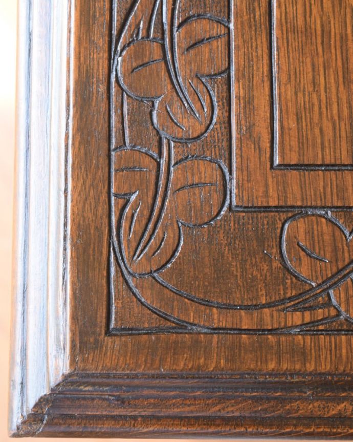 英国アンティークの重厚なデスク、お花の彫刻が美しいオーク材の家具