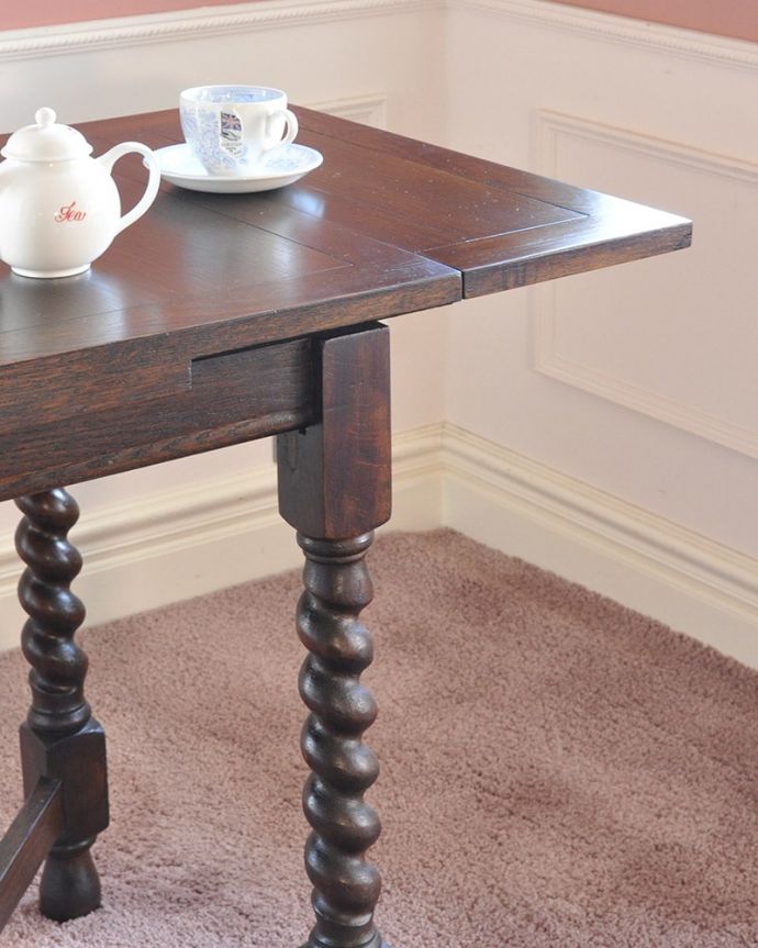 アンティークのテーブル　アンティーク家具　ドローリーフテーブル(S)　やっぱり目立っちゃう女性らしいツイスト脚ツイスト脚のテーブルはアンティークのデザインの定番中の定番。(q-2257-f)