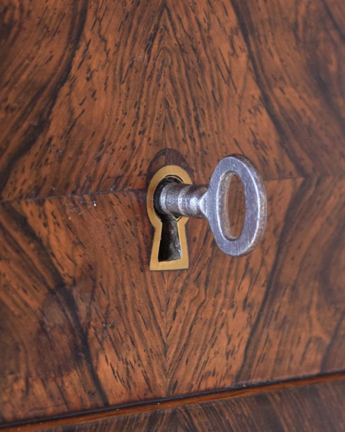 アンティークのチェスト　アンティーク家具　チェスト　大切なものも収納出来ますおとぎ話に出てくるような可愛いアンティークの鍵が付いています。(q-2258-f)