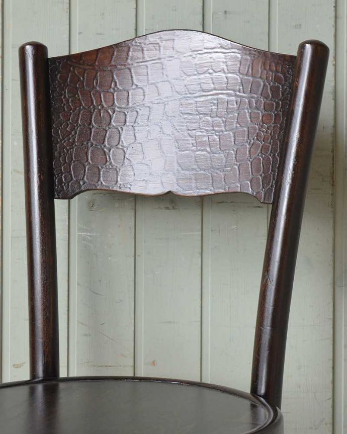 ベントウッドチェア　アンティーク チェア　背もたれの模様が美しいベントウッドチェア、英国輸入のアンティーク椅子。美しいだけじゃなくて強い！背もたれは木を切り出しているのではなく、1本の木材を蒸気で蒸して曲げているので、繊維が断ち切られず粘りがあって丈夫なんです。(q-226-c)