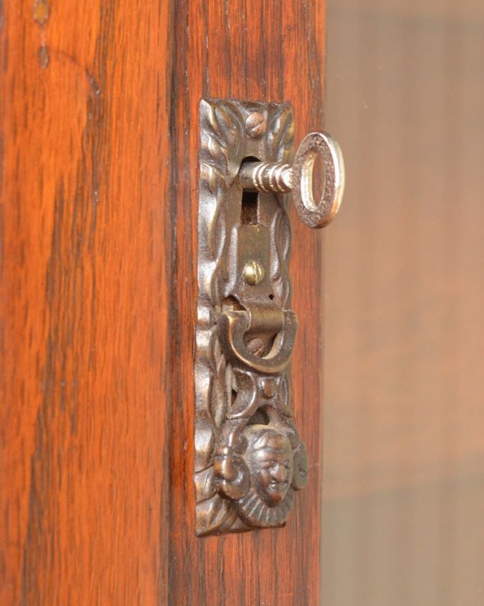 アンティークのキャビネット　アンティーク家具　ブックケース　鍵が取っ手扉はまるで宝箱を開けるみたいにカギを使って開け閉め出来ます。(q-2265-f)