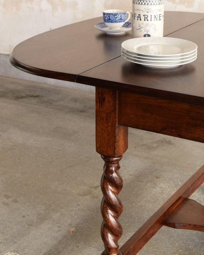 アンティークのテーブル　アンティーク家具　ドロップリーフテーブル　やっぱり目立っちゃう女性らしいツイスト脚ツイスト脚のテーブルはアンティークのデザインの定番中の定番。(q-2275-f)