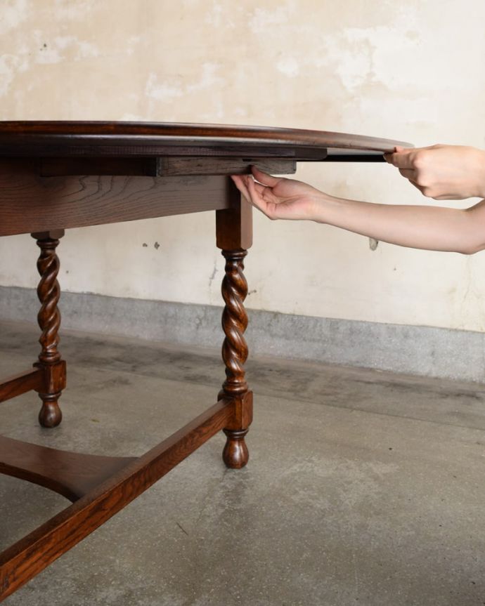 アンティークのテーブル　アンティーク家具　ドロップリーフテーブル　あっという間にサイズ変更OK！天板を上に持ち上げてレバーを引っ張り出すだけで、女性でもあっという間にサイズが変えれます。(q-2275-f)