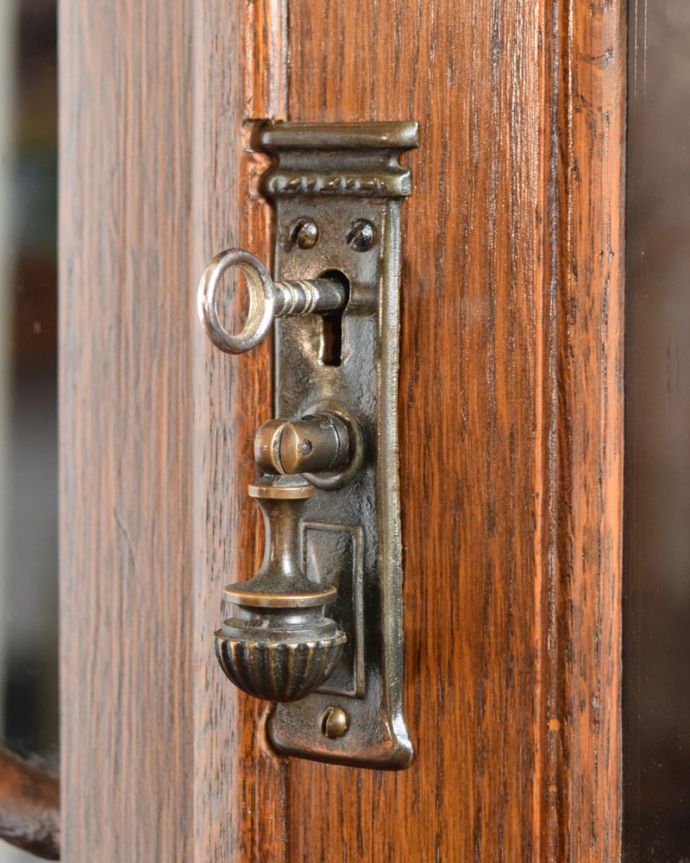 アンティークのキャビネット　アンティーク家具　ブックケース　鍵が取っ手扉はまるで宝箱を開けるみたいにカギを使って開け閉め出来ます。(q-2278-f)