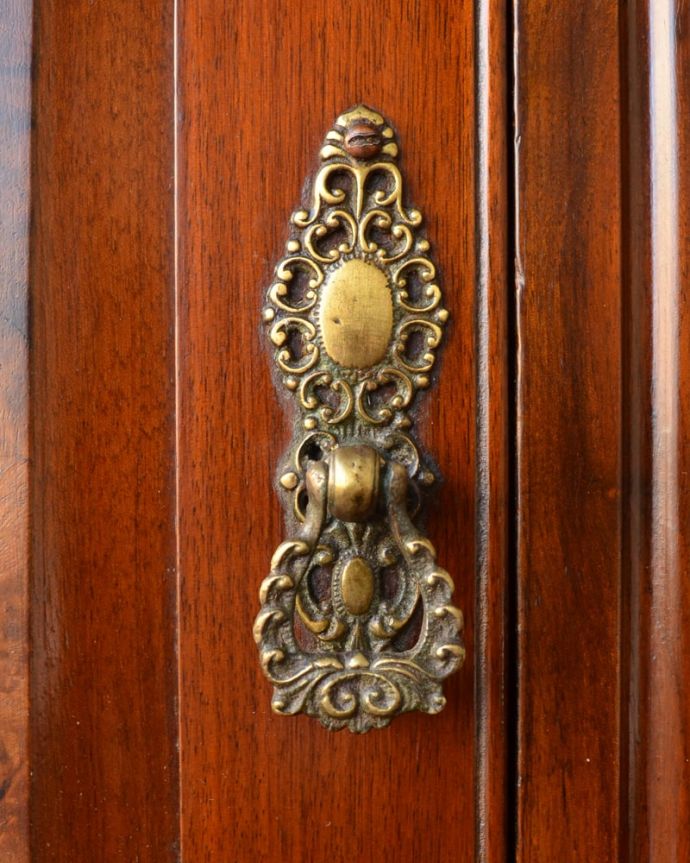 サイドボード　アンティーク家具　ウォッシュスタンド　扉の取っ手もステキアンティークらしい素敵なデザインが魅力。(q-2280-f)