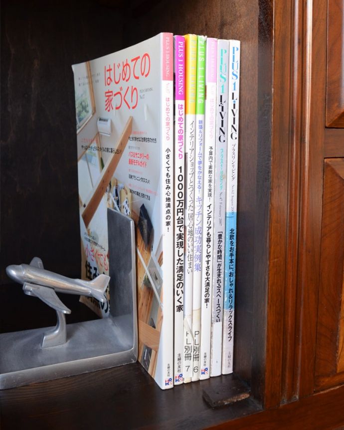 サイドボード　アンティーク家具　ウォッシュスタンド　雑誌も収納出来る実力派A4サイズの雑誌も立てて収納できるから、いろんな場所で便利に使って下さい。(q-2280-f)