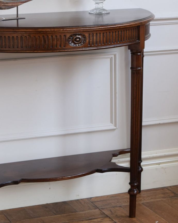 アンティークのコンソールテーブル、マホガニー材の高級感漂う英国の家具