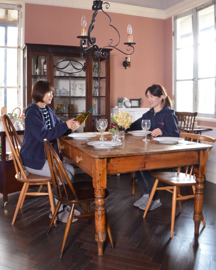 ロイドテーブル　アンティーク家具　パイン材のアンティーク家具、引き出し付きダイニングテーブル。パイン材のポッコリしたフォルムのテーブルは、なんともお部屋の中が温かい雰囲気になります。(q-229-f-1)