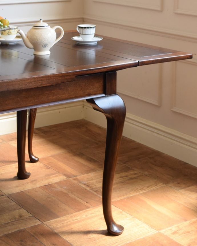 アンティークのテーブル　アンティーク家具　ドローリーフテーブル　英国らしいデザインのうつくしさにうっとり･･･足元は優雅な雰囲気のカブリオルレッグ。(q-2291-f)