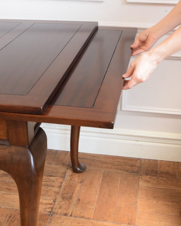 アンティークのテーブル　アンティーク家具　英国アンティークの輸入家具、猫脚のドローリーフテーブル（伸張式テーブル） 。誰でもカンタン！引っ張るだけでOK。(q-2005-f)