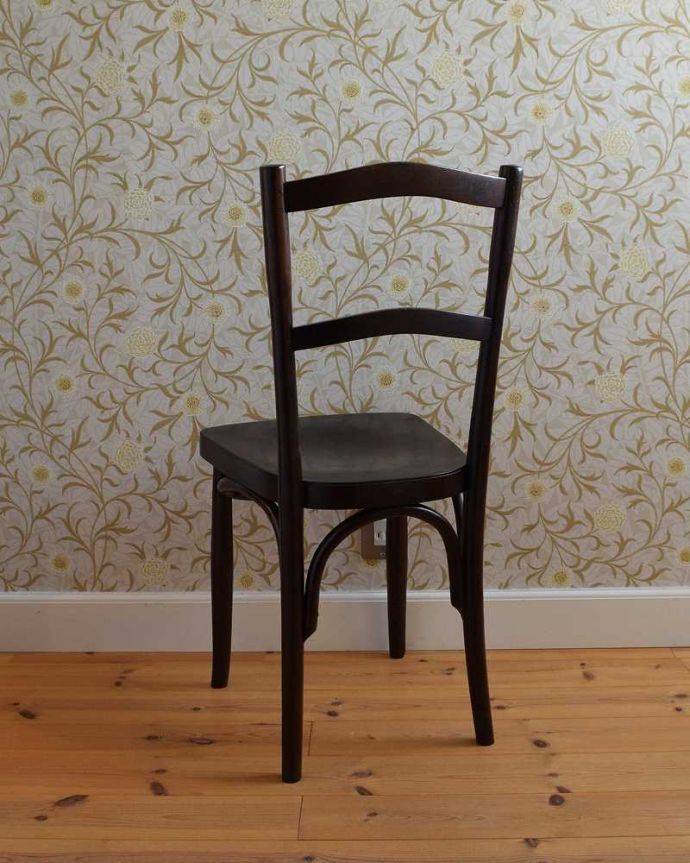 ベントウッドチェア　アンティーク チェア　イギリスから届いたアンティーク椅子、チョコレート色のベントウッドチェア。後ろ姿にも自信アリ！並べた時に後ろから見ることも多い椅子。(q-230-c)