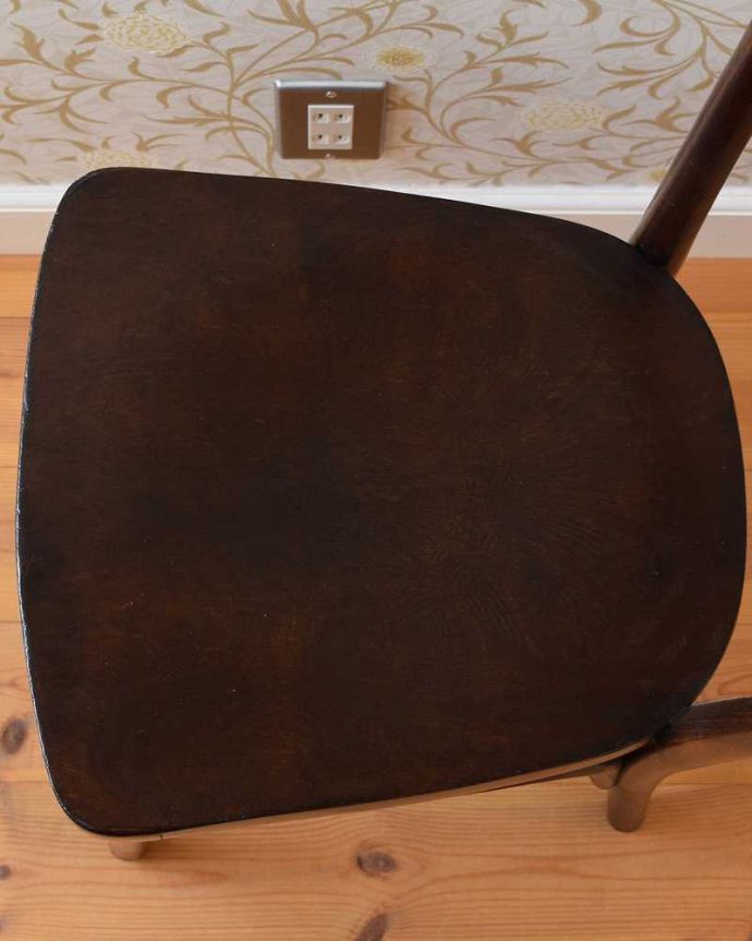 ベントウッドチェア　アンティーク チェア　イギリスから届いたアンティーク椅子、チョコレート色のベントウッドチェア。座面も見どころ背もたれだけじゃなく座面にも注目！ベントウッドの座面には、美しい彫が。(q-230-c)