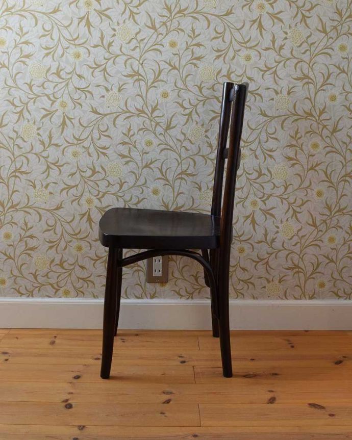 ベントウッドチェア　アンティーク チェア　イギリスから届いたアンティーク椅子、チョコレート色のベントウッドチェア。横顔もほっこりデザイン横から見ても、なんだかほっこりぬくもりあるデザイン。(q-230-c)