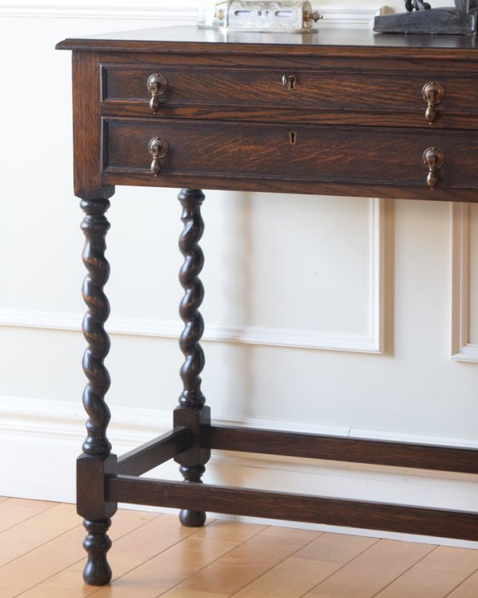 アンティークのテーブル　アンティーク家具　カトラリーチェスト　間違いなし！英国アンティーク定番のデザインクルックルッとしなやかに巻かれた女性らしいデザインが印象的なツイスト脚。(q-2301-f)