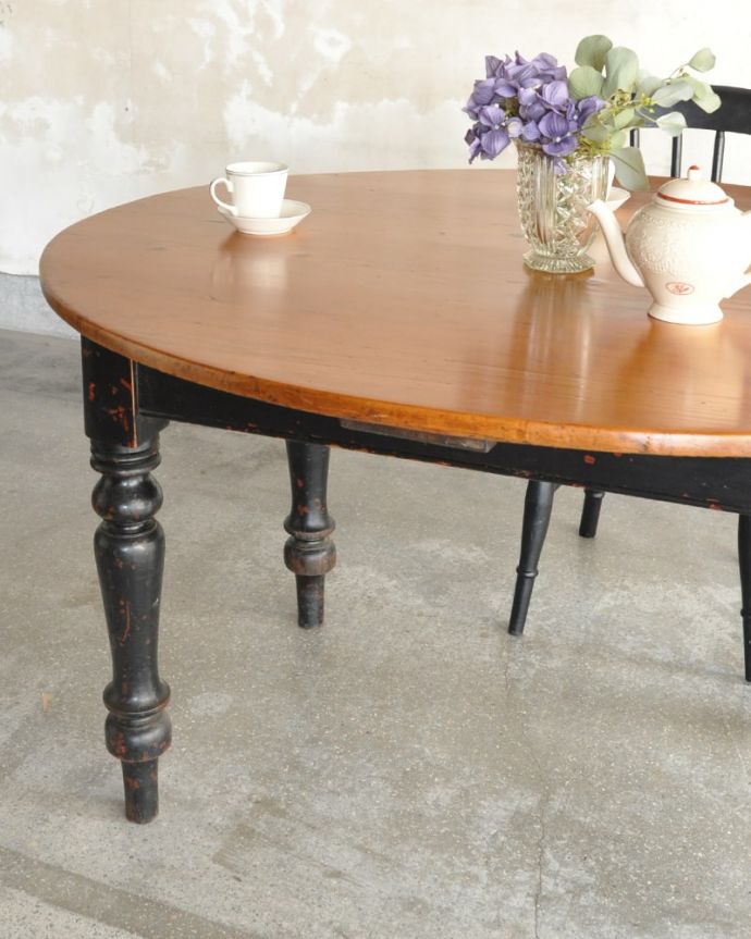 アンティークのテーブル　アンティーク家具　オーバルテーブル　アンティークらしい色使いペイントの家具はお部屋の挿し色に。(q-2305-f)