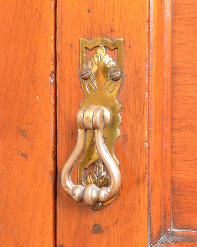 アンティークのキャビネット　アンティーク家具　ウォッシュスタンド　扉の取っ手もステキアンティークらしい素敵なデザインが魅力。(q-2307-f)