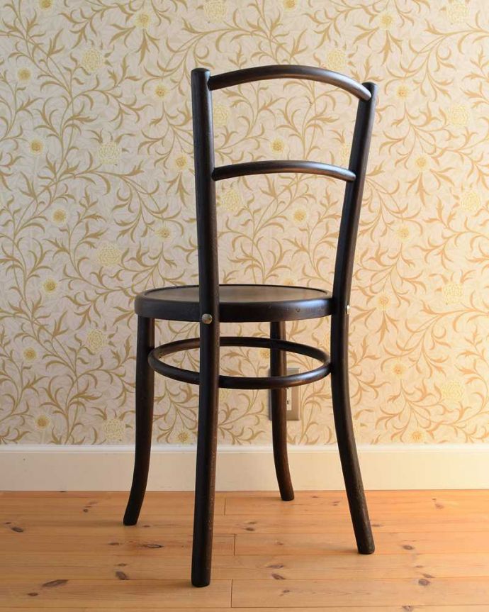 ベントウッドチェア　アンティーク チェア　イギリスから届いたアンティーク椅子、大人っぽいブラウンカラーのベントウッドチェア。後ろ姿にも自信アリ！並べた時に後ろから見ることも多い椅子。(q-231-c)