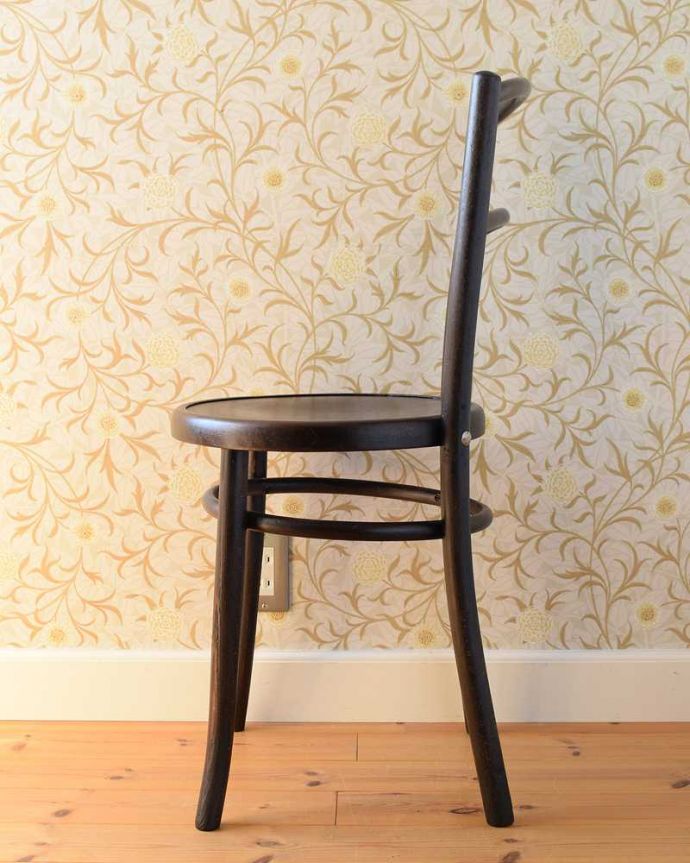 ベントウッドチェア　アンティーク チェア　イギリスから届いたアンティーク椅子、大人っぽいブラウンカラーのベントウッドチェア。横顔もほっこりデザイン横から見ても、なんだかほっこりぬくもりあるデザイン。(q-231-c)