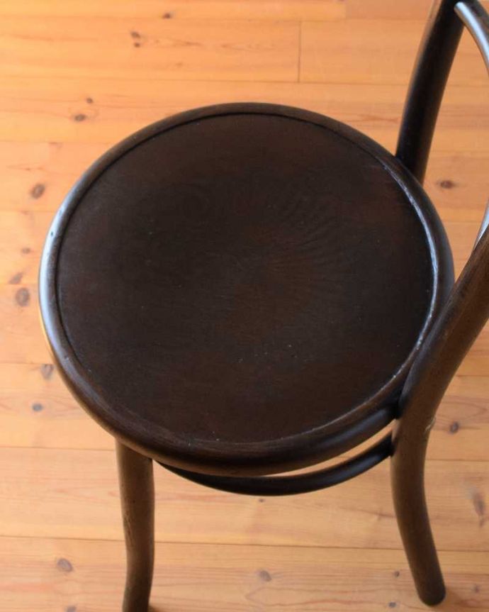 ベントウッドチェア　アンティーク チェア　イギリスから届いたアンティーク椅子、大人っぽいブラウンカラーのベントウッドチェア。座面も見どころ背もたれだけじゃなく座面にも注目！ベントウッドの座面には、美しい彫が。(q-231-c)
