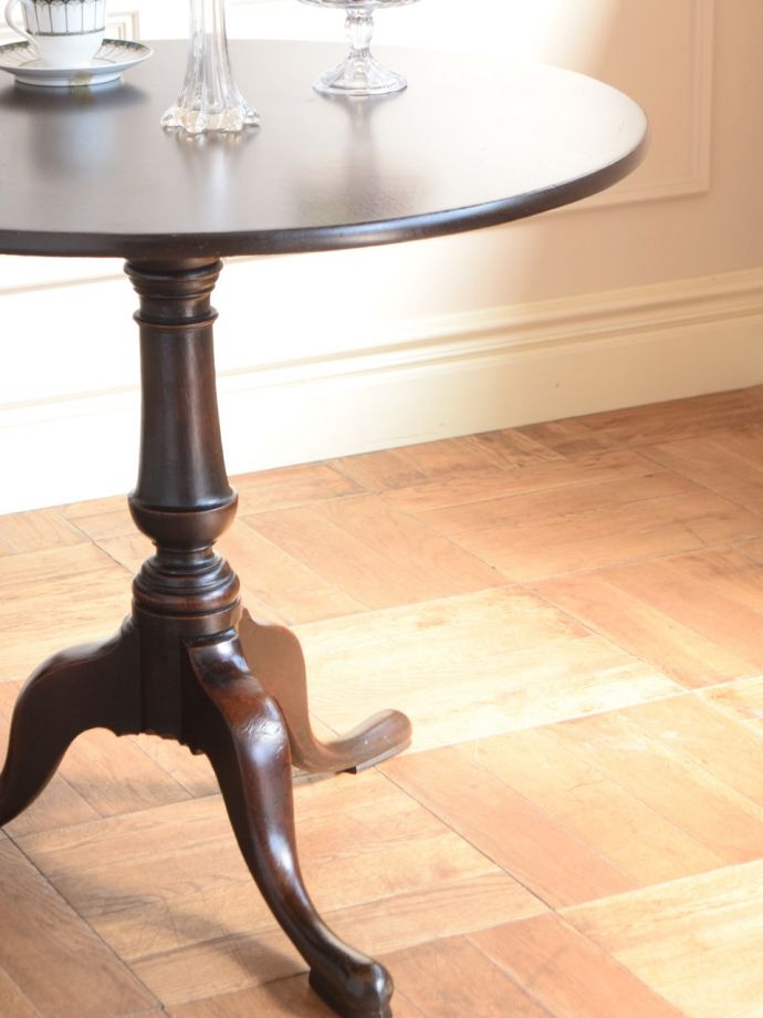 アンティークのテーブル　アンティーク家具　ラウンドテーブル(ティルトップ)　人気のトライポットタイプの1本脚先が3つに分かれた1本足のテーブルって、みんなから人気。(q-2310-f)