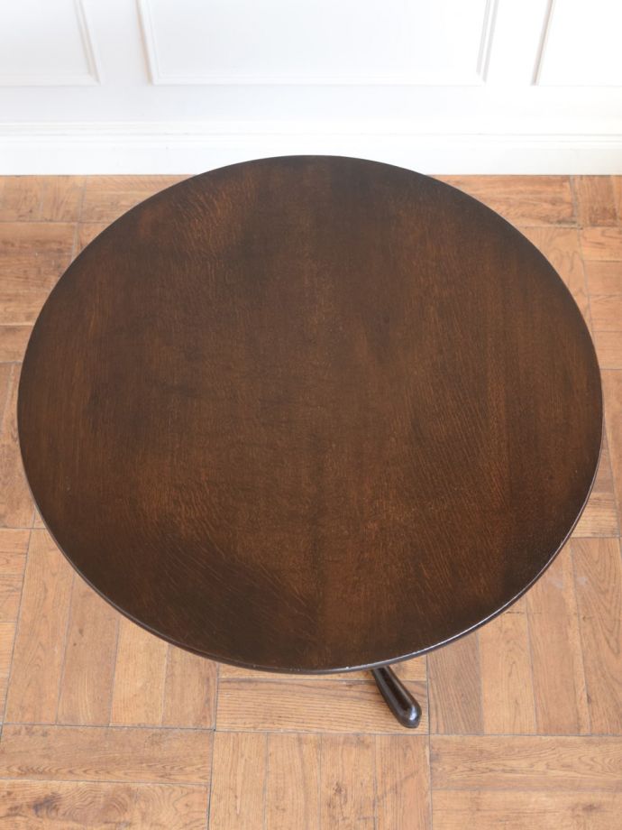 アンティークのテーブル　アンティーク家具　ラウンドテーブル(ティルトップ)　テーブルを上から見ると、こんな感じです。(q-2310-f)