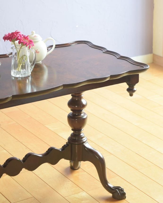 アンティークのテーブル　アンティーク家具　コーヒーテーブル　優雅な脚のデザインアンティークらしい凝ったデザインの脚。(q-2317-f)