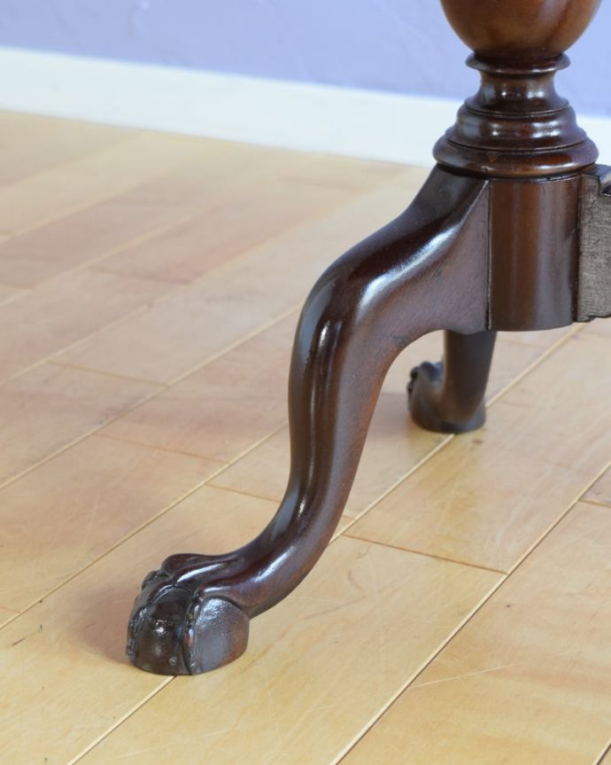 アンティークのテーブル　アンティーク家具　コーヒーテーブル　持ち上げなくても移動できます！Handleのアンティークは、脚の裏にフェルトキーパーをお付けしていますので、床を滑らせてれば移動が簡単です。(q-2317-f)