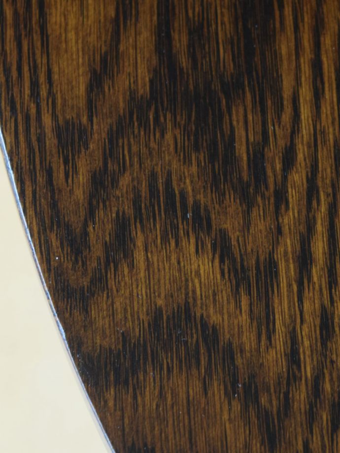 アンティークのテーブル　アンティーク家具　コンソールテーブル　天板を近づいてみると…アンティークだから手に入れることが出来る天板に使われている銘木の美しさにうっとりです。(q-2338-f)