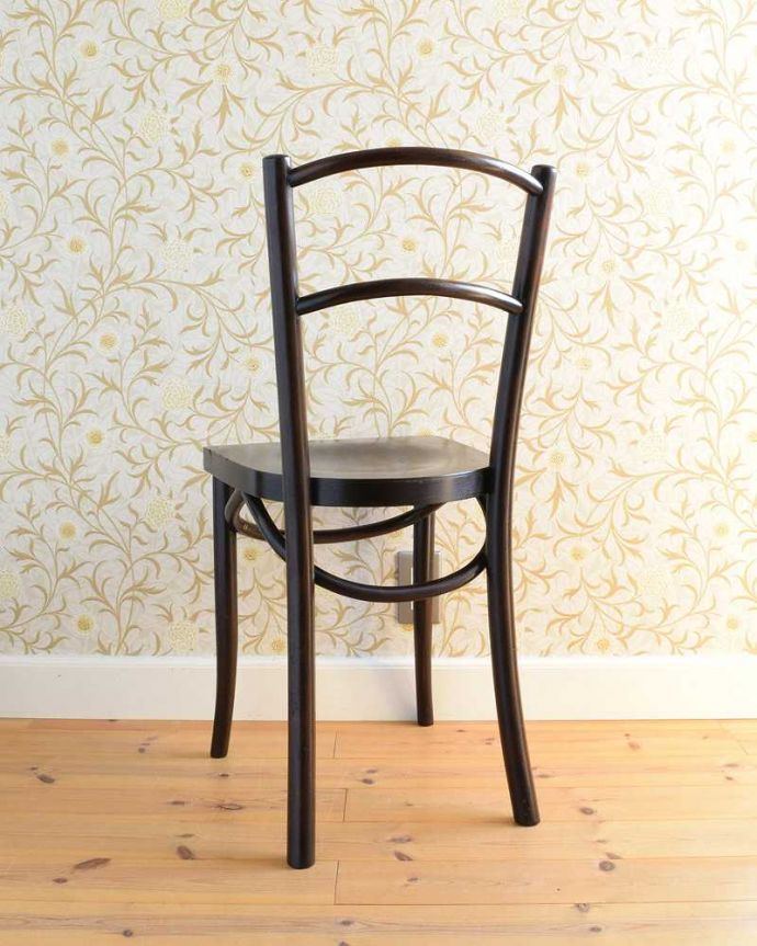 ベントウッドチェア　アンティーク チェア　英国で見つけたアンティーク椅子、曲げ木が美しい木製のベントウッドチェア 。後ろ姿にも自信があります！アンティークは新品ではないので経年変化によるキズはありますが、しっかり修復して組み直したので安心して座って頂けます。(q-236-c)