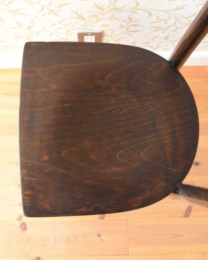 ベントウッドチェア　アンティーク チェア　英国で見つけたアンティーク椅子、曲げ木が美しい木製のベントウッドチェア 。座面にも個性があります背もたれだけじゃなく座面にも注目！ベントウッドの座面はいろんなデザインがあって面白いんです。(q-236-c)