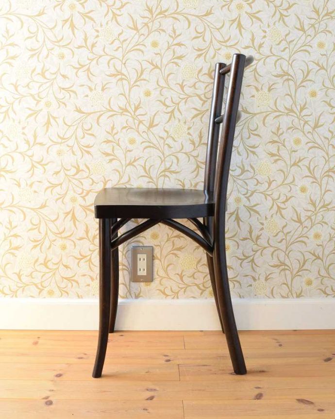 ベントウッドチェア　アンティーク チェア　英国で見つけたアンティーク椅子、曲げ木が美しい木製のベントウッドチェア 。横顔も英国らしいカッコよさ英国のパブの雰囲気たっぷりのベントウッドチェアは、横から見てもカッコイイんです。(q-236-c)