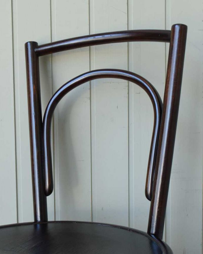ベントウッドチェア　アンティーク チェア　英国で見つけたアンティーク椅子、チョコレート色のベントウッドチェア。美しいだけじゃなくて強い！背もたれは木を切り出しているのではなく、1本の木材を蒸気で蒸して曲げているので、繊維が断ち切られず粘りがあって丈夫なんです。(q-237-c)