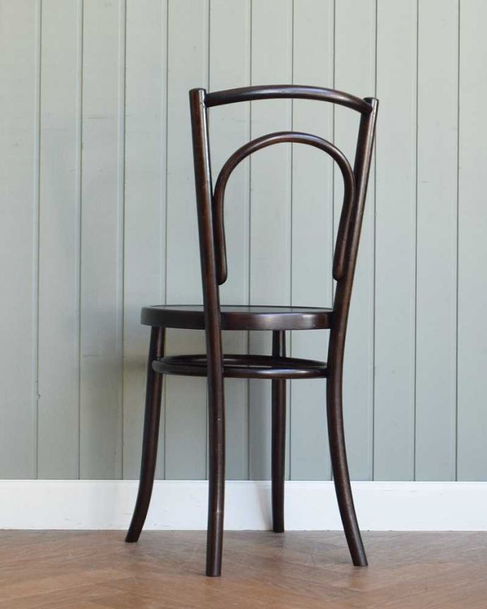 ベントウッドチェア　アンティーク チェア　英国で見つけたアンティーク椅子、チョコレート色のベントウッドチェア。後ろ姿にも自信があります！アンティークは新品ではないので経年変化によるキズはありますが、しっかり修復して組み直したので安心して座って頂けます。(q-237-c)