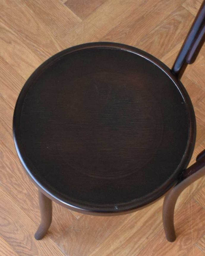 ベントウッドチェア　アンティーク チェア　英国で見つけたアンティーク椅子、チョコレート色のベントウッドチェア。座面にも個性があります背もたれだけじゃなく座面にも注目！丸くて可愛い座面がベントウッドの特長です。(q-237-c)