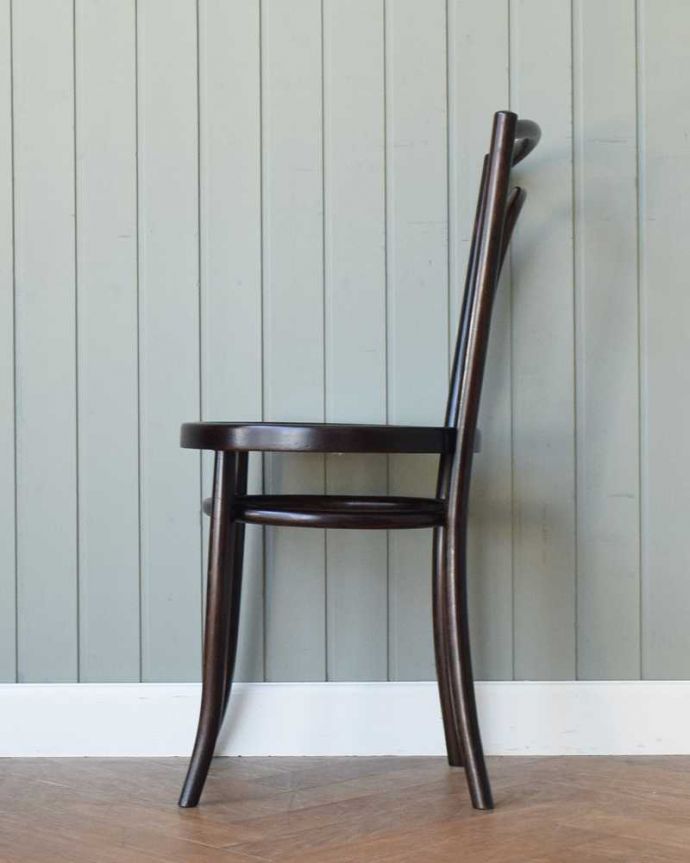 ベントウッドチェア　アンティーク チェア　英国で見つけたアンティーク椅子、チョコレート色のベントウッドチェア。横顔も英国らしいカッコよさ英国のパブの雰囲気たっぷりのベントウッドチェアは、横から見てもカッコイイんです。(q-237-c)