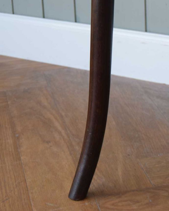 ベントウッドチェア　アンティーク チェア　英国で見つけたアンティーク椅子、チョコレート色のベントウッドチェア。移動もラクラクHandleのアンティークチェアの脚の裏には、フェルトキーパーをお付けしていますので、床を滑らせてお使い頂けます。(q-237-c)