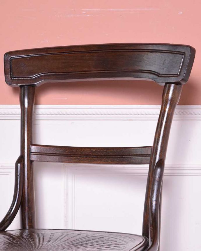 ベントウッドチェア　アンティーク チェア　英国のアンティーク椅子、オシャレなベントウッドチェア。美しいだけじゃなくて強い！背もたれは木を切り出しているのではなく、1本の木材を蒸気で蒸して曲げているので、繊維が断ち切られず粘りがあって丈夫なんです。(q-238-c)