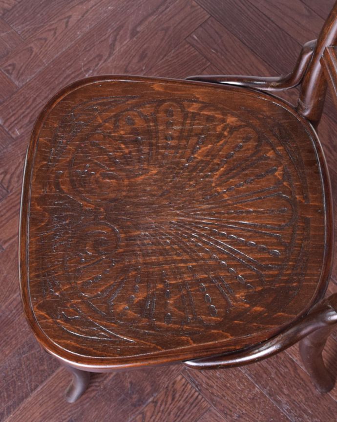 ベントウッドチェア　アンティーク チェア　英国のアンティーク椅子、オシャレなベントウッドチェア。座面にも個性があります背もたれだけじゃなく座面にも注目！丸くて可愛い座面がベントウッドの特長です。(q-238-c)
