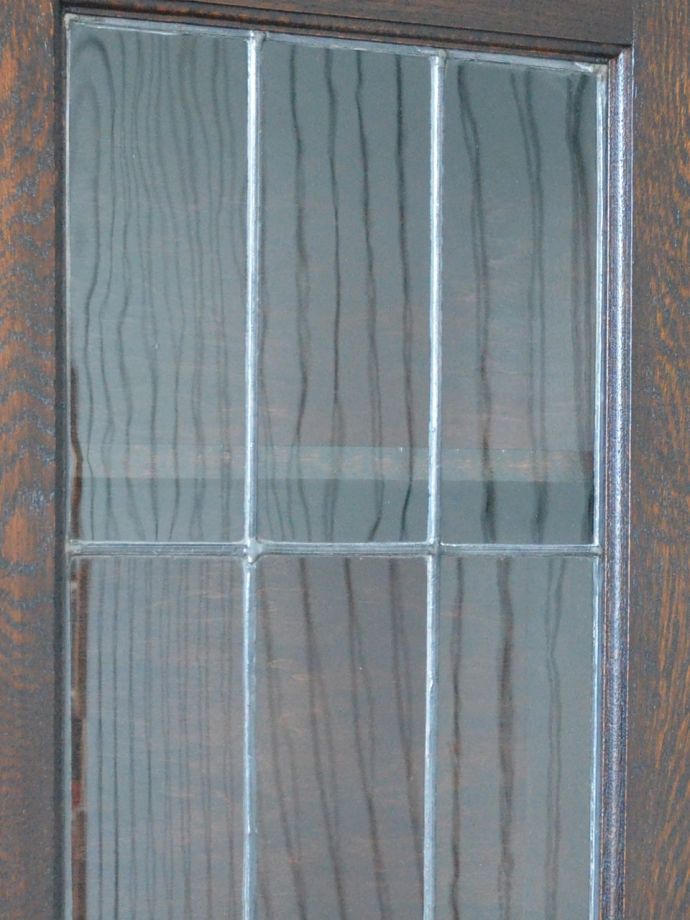 キャビネットの美しいガラス扉