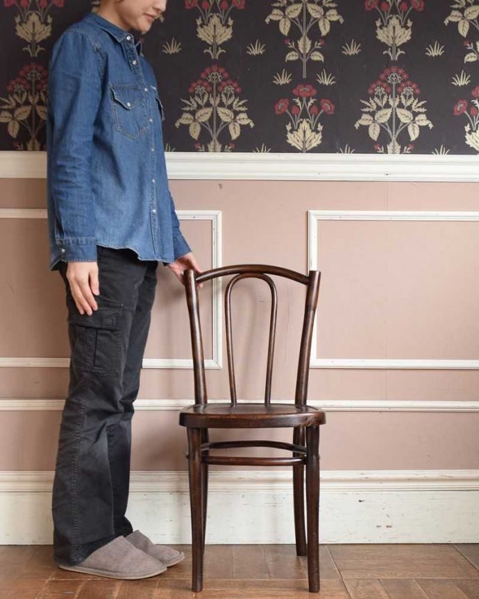 ベントウッドチェア　アンティーク チェア　イギリスの伝統的な技法が用いられた美しい椅子、アンティークのベントウッドチェア。一本の木をぐにゅっと曲げたベントウッドチェア背もたれのデザインが特長のベントウッドチェア。(q-239-c)