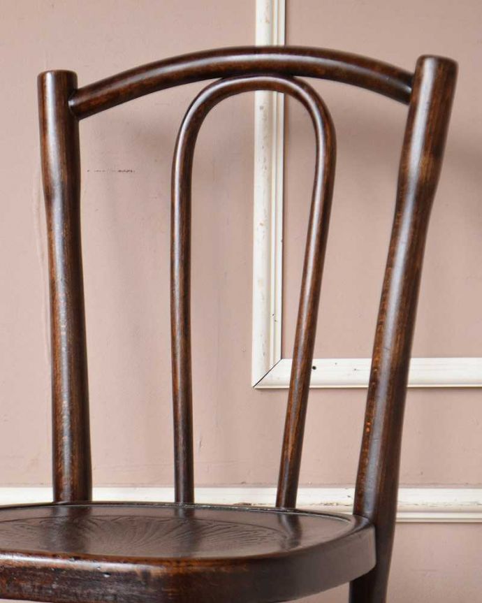 ベントウッドチェア　アンティーク チェア　イギリスの伝統的な技法が用いられた美しい椅子、アンティークのベントウッドチェア。美しいだけじゃなくて強い！背もたれは木を切り出しているのではなく、1本の木材を蒸気で蒸して曲げているので、繊維が断ち切られず粘りがあって丈夫なんです。(q-239-c)