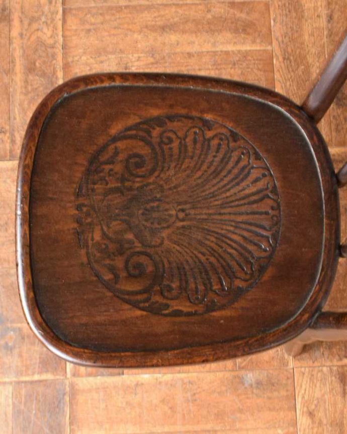 ベントウッドチェア　アンティーク チェア　イギリスの伝統的な技法が用いられた美しい椅子、アンティークのベントウッドチェア。座面にも個性があります背もたれだけじゃなく座面にも注目！丸くて可愛い座面がベントウッドの特長です。(q-239-c)