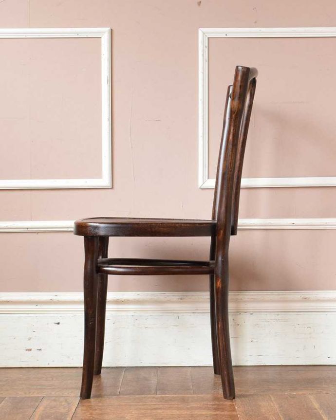 ベントウッドチェア　アンティーク チェア　イギリスの伝統的な技法が用いられた美しい椅子、アンティークのベントウッドチェア。横顔も英国らしいカッコよさ英国のパブの雰囲気たっぷりのベントウッドチェアは、横から見てもカッコイイんです。(q-239-c)