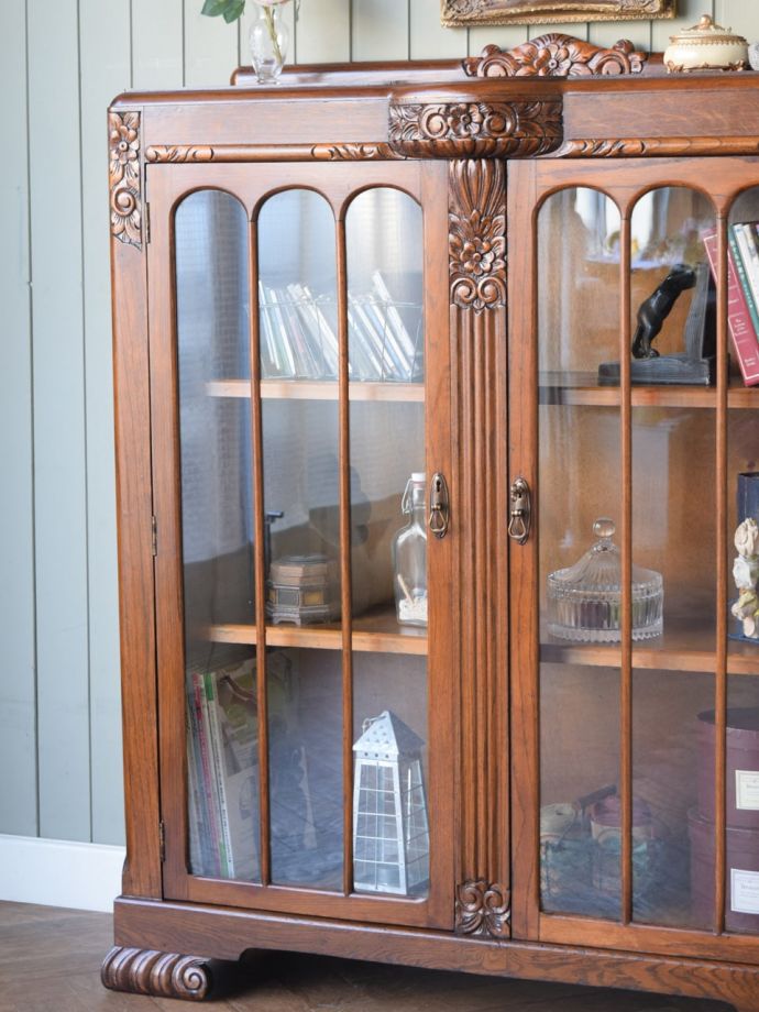 英国アンティークのガラスキャビネット、お花の彫刻が美しいガラス扉付きの本棚
