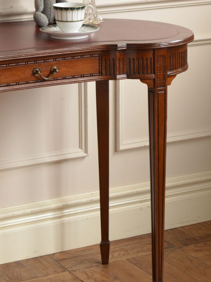 アンティークのサイドテーブル、テーバードレッグが美しいキドニー型のテーブル