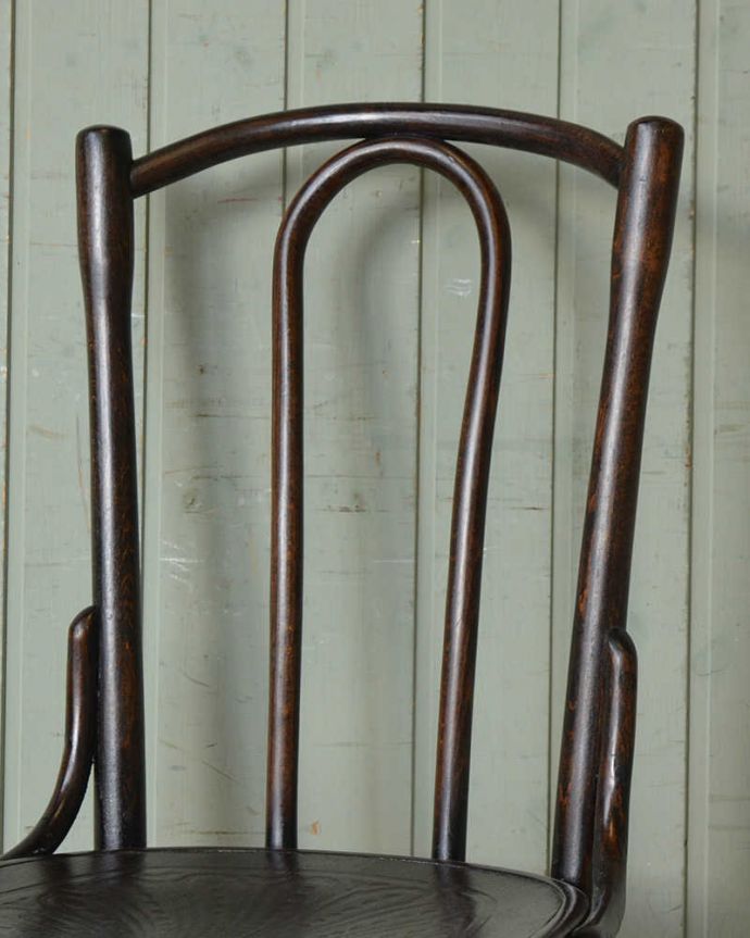 ベントウッドチェア　アンティーク チェア　英国のアンティーク椅子、曲げ木が美しいベントウッドチェア。美しいだけじゃなくて強い！背もたれは木を切り出しているのではなく、1本の木材を蒸気で蒸して曲げているので、繊維が断ち切られず粘りがあって丈夫なんです。(q-240-c)